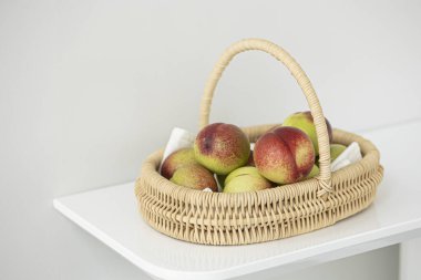 Beyaz arka planda taze organik ilahi şeftaliler.