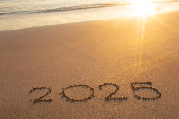 Yazılı metin 2025 Gün doğumunda deniz sahilinde.