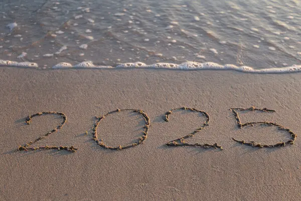 Yazılı metin 2025 Gün doğumunda deniz sahilinde.