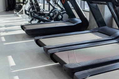 modern bir spor salonu iç donanımları ile.