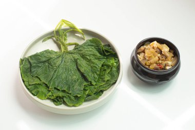 Sıcak buharda pişmiş yeşil balkabağı yaprakları, soya fasulyesi ezmesi..