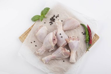 Beyaz arka planda izole edilmiş çiğ tavuk bacakları