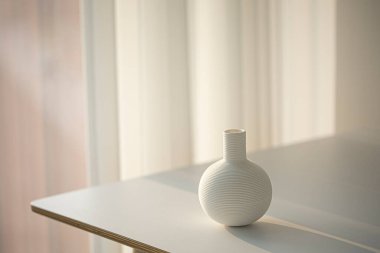 Beyaz Arkaplanda Beyaz Porselen Vazo