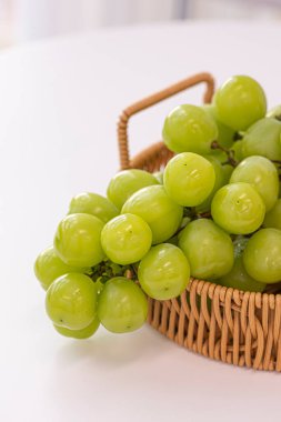 Beyaz arkaplanda Muscat üzümünü parlat.