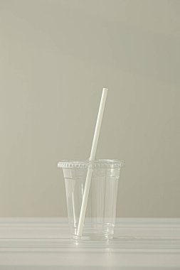şeffaf plastik servis bardağı beyaz arka planda izole