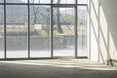 Penceredeki Gölgeler ve Güneş Işıklı Boş Ofis