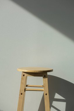 Beyaz arkaplanda izole edilmiş tabure.