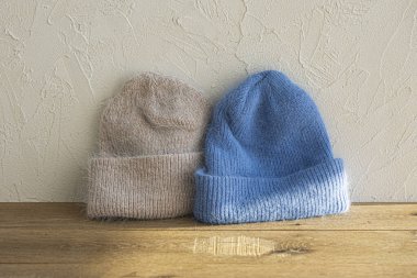 angora şapkası beyaz arkaplanda izole edildi.