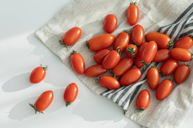 Kırmızı vişneli domates arka planı. Bir grup domates.