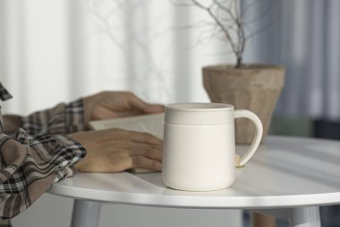 Çayla birlikte paslanmaz çelik bardak.