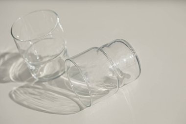 Boş su ve kahve bardakları