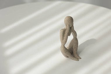 Oturup düşünen bir adamın taş heykeli.