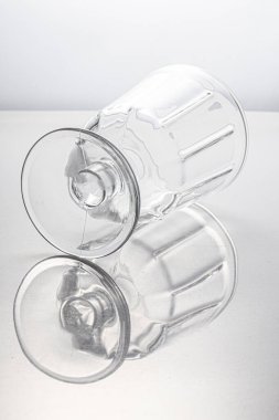 Beyaza izole edilmiş boş temiz bardak