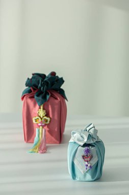 Geleneksel Kore kumaşı ipekten yapılmıştır (bojagi).