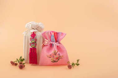 Geleneksel Kore kumaşı ipekten yapılmıştır (bojagi).