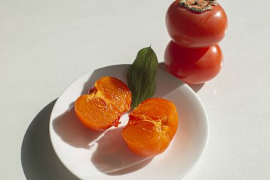 Yumuşak hurma kaki meyvesi yalıtılmış.