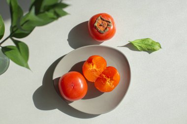 Yumuşak hurma kaki meyvesi yalıtılmış.