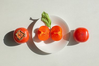 Yumuşak hurma kaki meyvesi yalıtılmış.