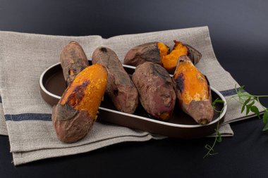 Kızarmış Tatlı Patates siyah arka planda izole (yaki imo)