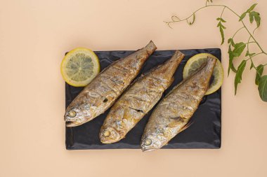 Kore yemeği ızgara kurbağa, sarı corvina