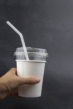 Boş plastik kahve fincanı siyah arkaplanda izole edilmiş..