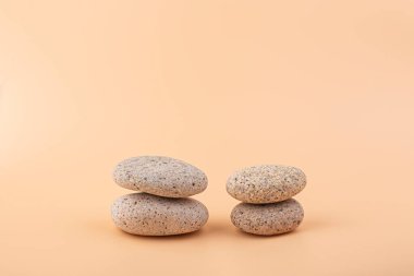 Bej arkaplanda dekoratif taşlar