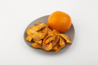 Beyaz arkaplanda kurumuş hurma parçaları.