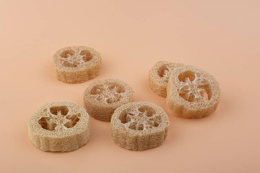 Doğal lif süngeri beyaz arkaplanda izole edildi.