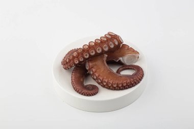 Bir tabağa haşlanmış ahtapot.