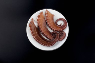 Bir tabağa haşlanmış ahtapot.