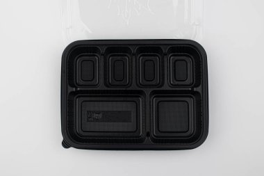 Beyaz arka plan üzerinde izole plastik saklama kapları