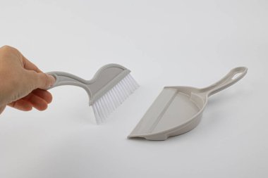 Küçük plastik faraş ve süpürge.