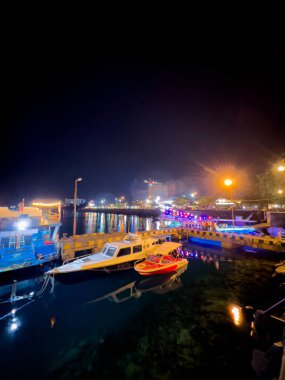 Manado, Kuzey Sulawesi, Endonezya 'da aydınlatılmış liman kasabası. Bunaken 'ın ünlü dalış noktasının tam ortasında..