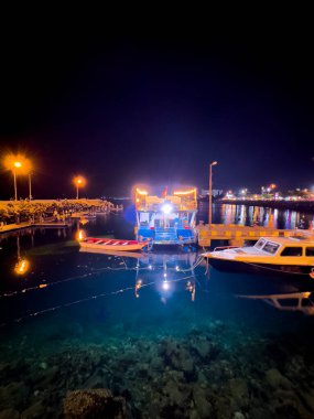 Manado, Kuzey Sulawesi, Endonezya 'da aydınlatılmış liman kasabası. Bunaken 'ın ünlü dalış noktasının tam ortasında..
