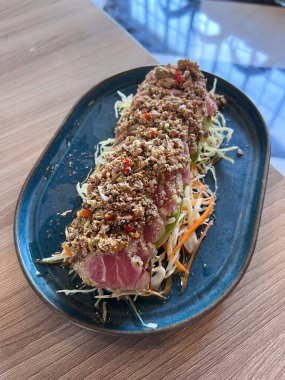 Çok güzel bir tabak ton balıklı tataki, Japonlardan esinlenilmiş bir lezzet, yüksek kaliteli ton balığının doğal lezzetini ve tazeliğini ön plana çıkarıyor. Yemek, basitliğin mükemmel bir dengesidir. 