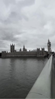 Büyük Ben ve Westminster Köprüsü Parlamento Binaları ile kasvetli bir günde. Londra, Güney İngiltere. Güzel Big Ben ve Westminster Köprüsü.