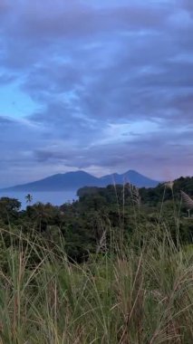 Likupang, Güney Sulawesi 'deki Muhteşem İki Volkan Sahnesi. Dağ, deniz ve yeşillik bir çerçevede
