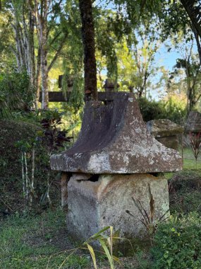 Tomohon, Kuzey Sulawesi 'deki antik waruga mezarlığı kompleksi. M.S. 9. yüzyıldan beri Minahasa kabilesi tarafından yapılmış bir lahit şeklinde mezar taşı.