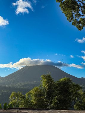 Bulutlu dağ manzarası