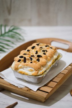 Manado 'nun imzası olan badem ve kuru üzümlü klapertart ayrı ayrı kaplarda servis edilir. Zengin ve lezzetli hindistan cevizli kremalı tatlı.