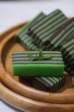 Balapis geleneksel bir Manadon pastasıdır. Çiğnenmiş, tatlı, yoğun ve yumuşak bir dokusu vardır. Buğday unu, yumurta, hindistan cevizi sütü, şeker ve pandan yaprağı özünden yapılır..