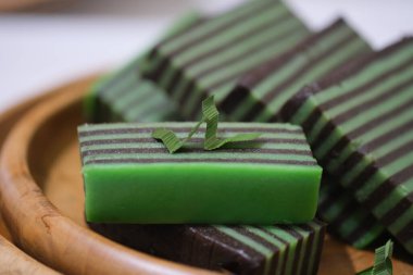 Balapis geleneksel bir Manadon pastasıdır. Çiğnenmiş, tatlı, yoğun ve yumuşak bir dokusu vardır. Buğday unu, yumurta, hindistan cevizi sütü, şeker ve pandan yaprağı özünden yapılır..