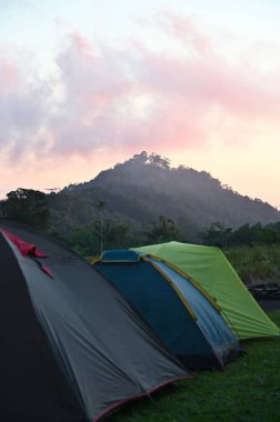 Güneşin doğduğu dağ manzaralı bir çadır. Güneşli, sonbahar sahnesi