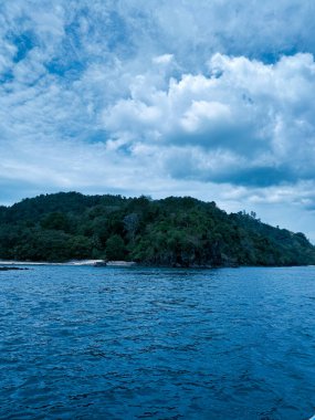 Kuzey Sulawesi, Endonezya 'daki jeotermal enerji santrali. Buhar, enerji, güç üretimi. Arazide endüstriyel mimari, yenilenebilir sanayi, sürdürülebilir enerji.