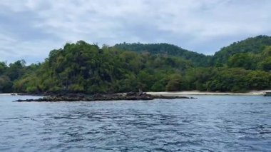 Güneşli bir günde okyanus dalgaları. 