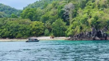 Sahilde dalgıçları bekleyen bir dalış botu.