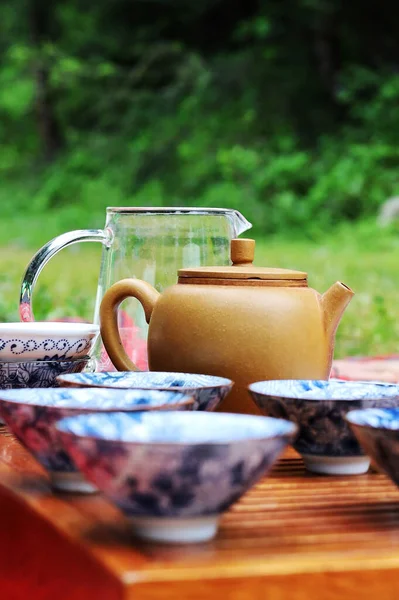 中国传统茶的茶壶和茶杯 背景模糊的选择性重点 — 图库照片