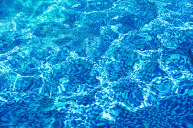 Mozaik tabanlı bir havuzda suda dalgalanmalar. Mavi havuz suyu. soyut arkaplan