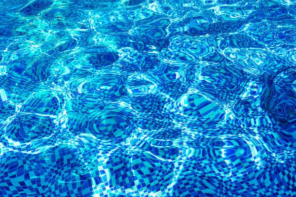 Ondulações Água Uma Piscina Com Fundo Mosaico Água Azul Piscina — Fotografia de Stock