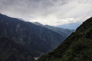Yağmurlu bulutların ve dağların panoramik görüntüsü